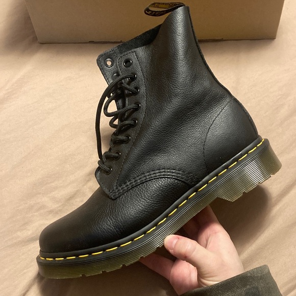 Women’s Dr. Martens 1460 Pascal size 8 - Picture 3 of 9